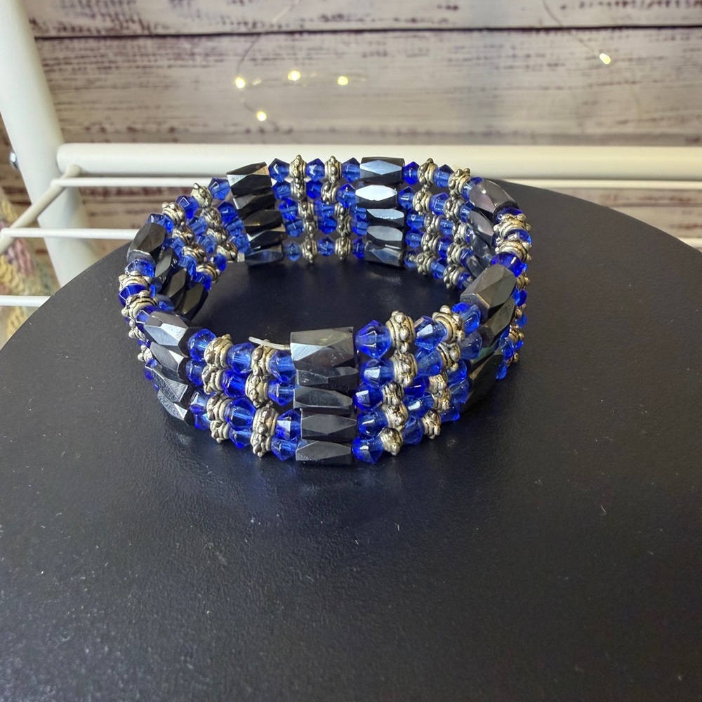 Magnetic Black and Blue Beaded Bracelet - Picture 4 of 6